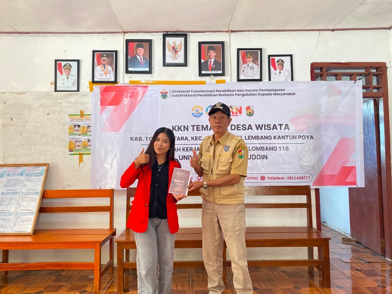 Mahasiswa KKN-T Gelombang 116 Unhas Susun dan Serahkan Buku Profil Lembang Kantun Poya