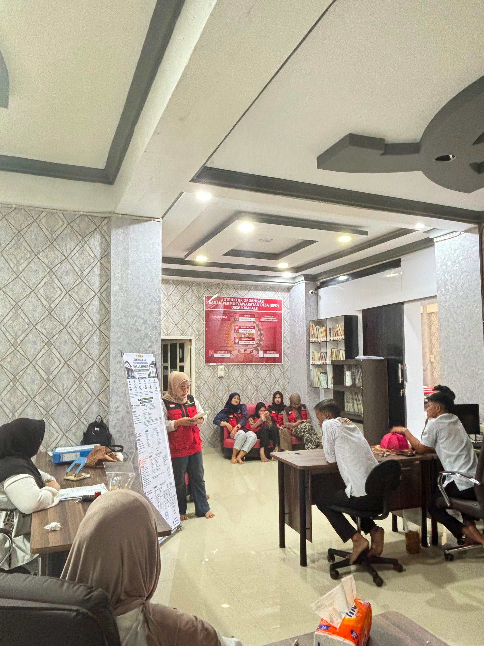 Mahasiswa KKN-T Universitas Hasanuddin Susun Panduan Pelayanan Administrasi Kependudukan sebagai Upaya Meningkatkan Efektivitas Pelayanan di Desa Kampale