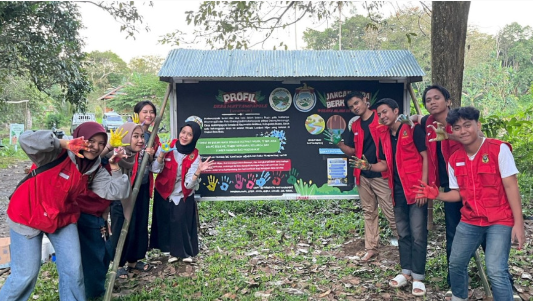 Mahasiswa KKN-T 114 Mattampapole Universitas Hasanuddin Membuat Majalah Dinding Informasi Pariwisata