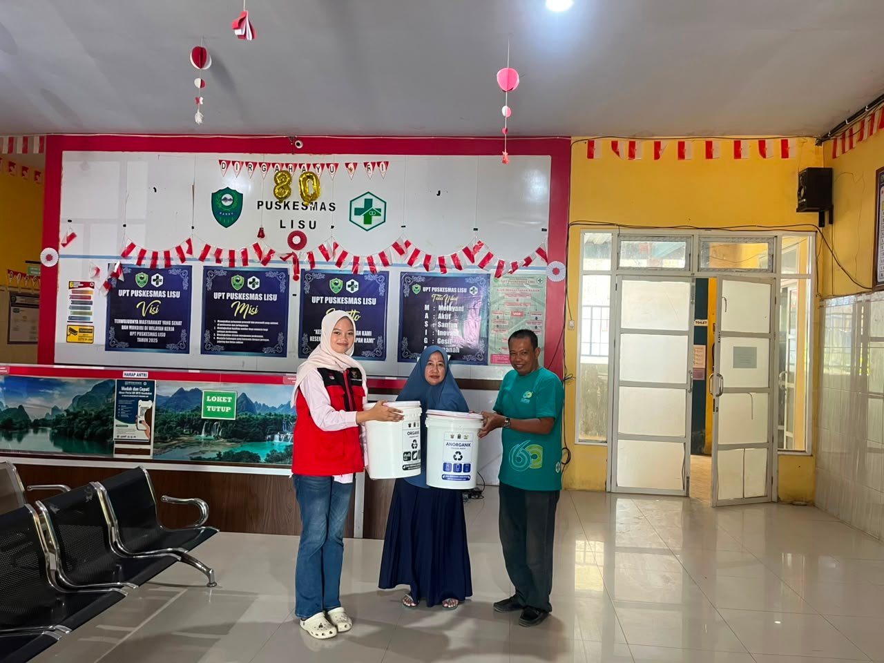 Mahasiswa KKN-T Unhas Gelombang 116 Laksanakan Pengembangan Media Informasi Multibahasa dan Sarana Pendukung Kebersihan di Desa Kading