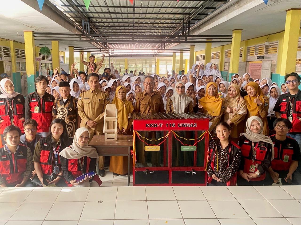 Mahasiswa KKN Unhas Gelombang 116 Dorong Pengelolaan Sampah Anorganik melalui Program Bank Sampah di Banyorang