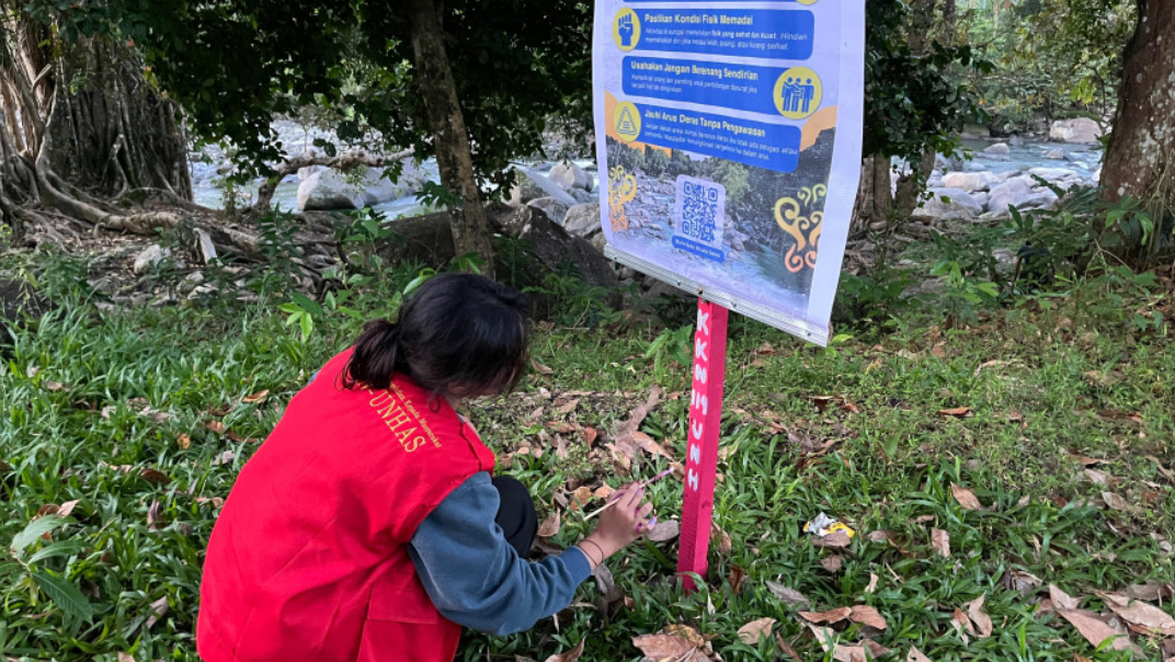 Mahasiswa KKN-T 114 Mattampapole Universitas Hasanuddin lakukan Pemasangan Poster Protokol Keselamatan di Wisata Lembah Hijau: Upaya Wujudkan Wisata Aman dan Nyaman