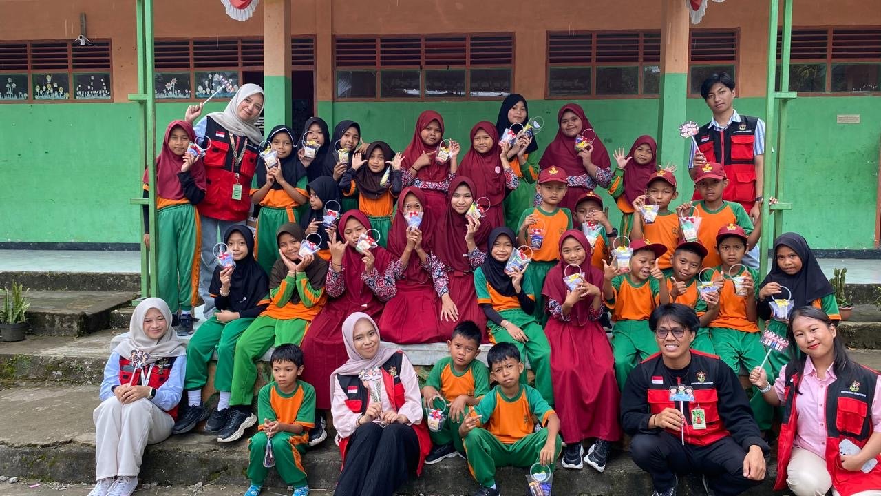 Mahasiswa KKN Unhas Gelombang 116 Peringati Hari Anak Nasional melalui Pelatihan Hampers Mini Daur Ulang di SD Inpres Banyorang