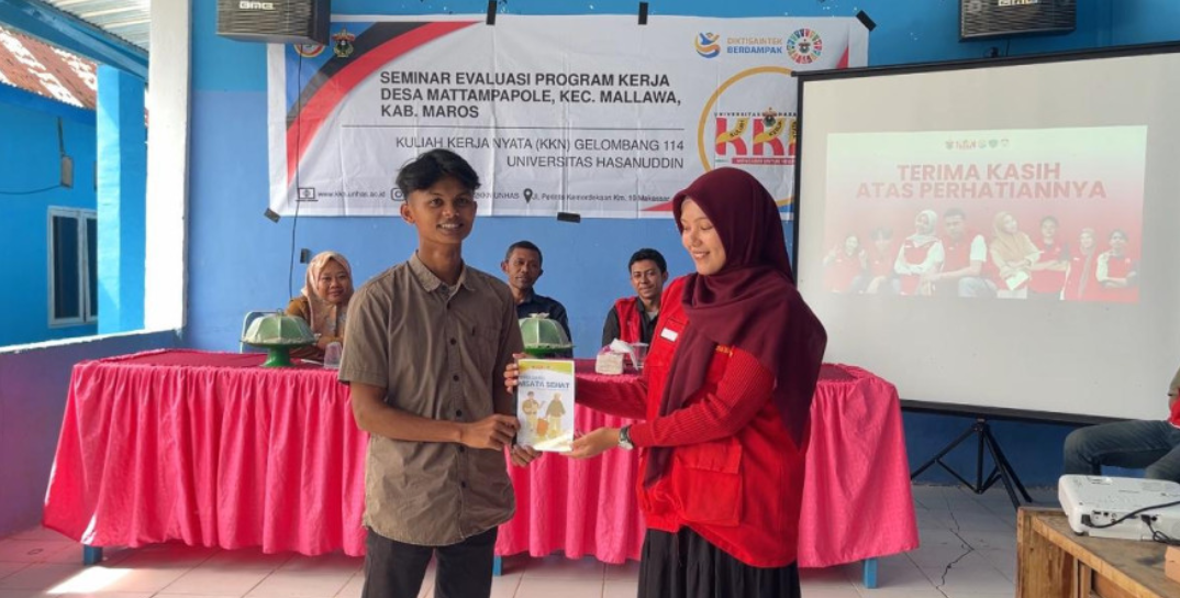 Mahasiswi KKN-T 114 Mattampapole Universitas Hasanuddin Membuat Sebuah Buku Saku Wisata Sehat: Langkah Maju Pariwisata Desa