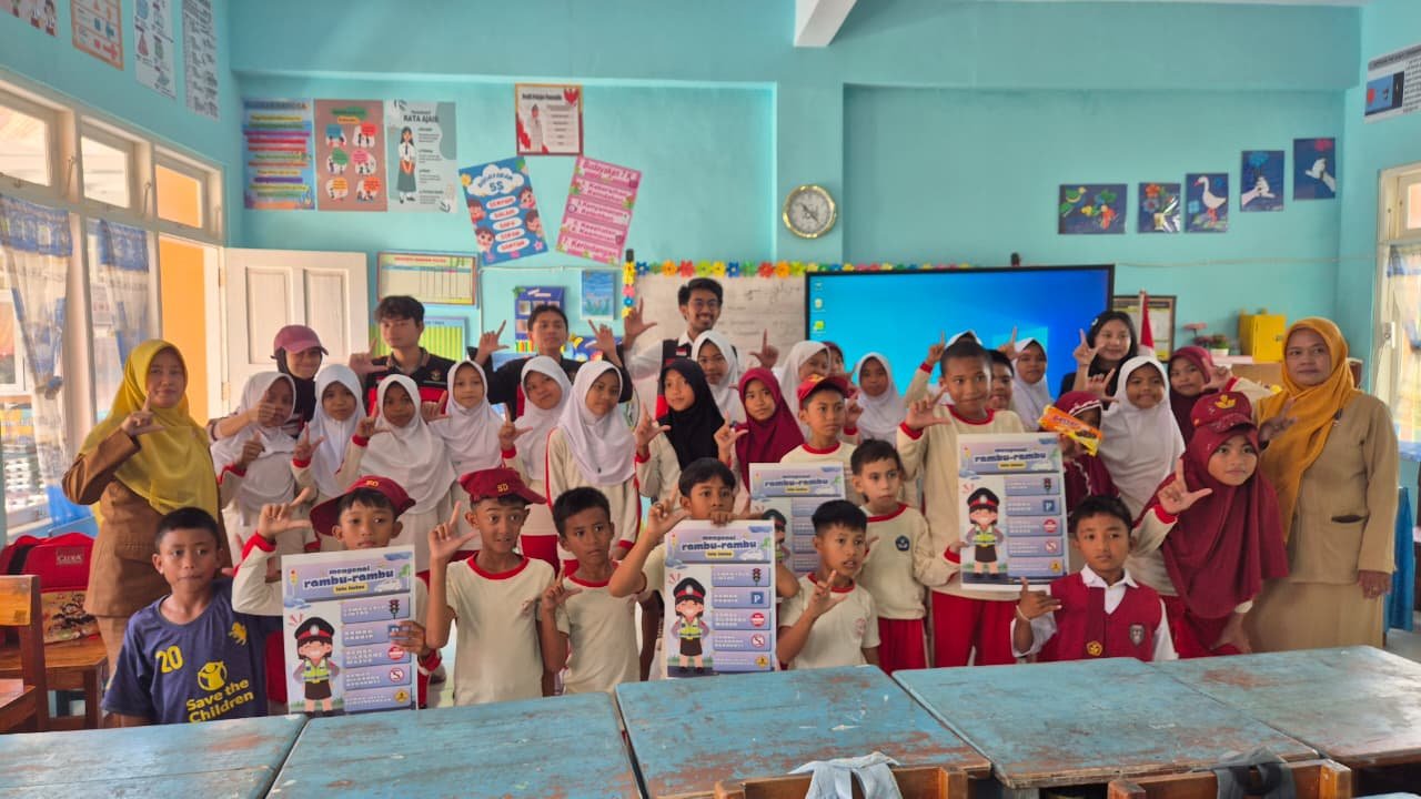 Mahasiswa KKN Unhas Gelar Sosialisasi Pengenalan Rambu Lalu Lintas bagi Siswa SDN 21 Tangnga-Tangnga