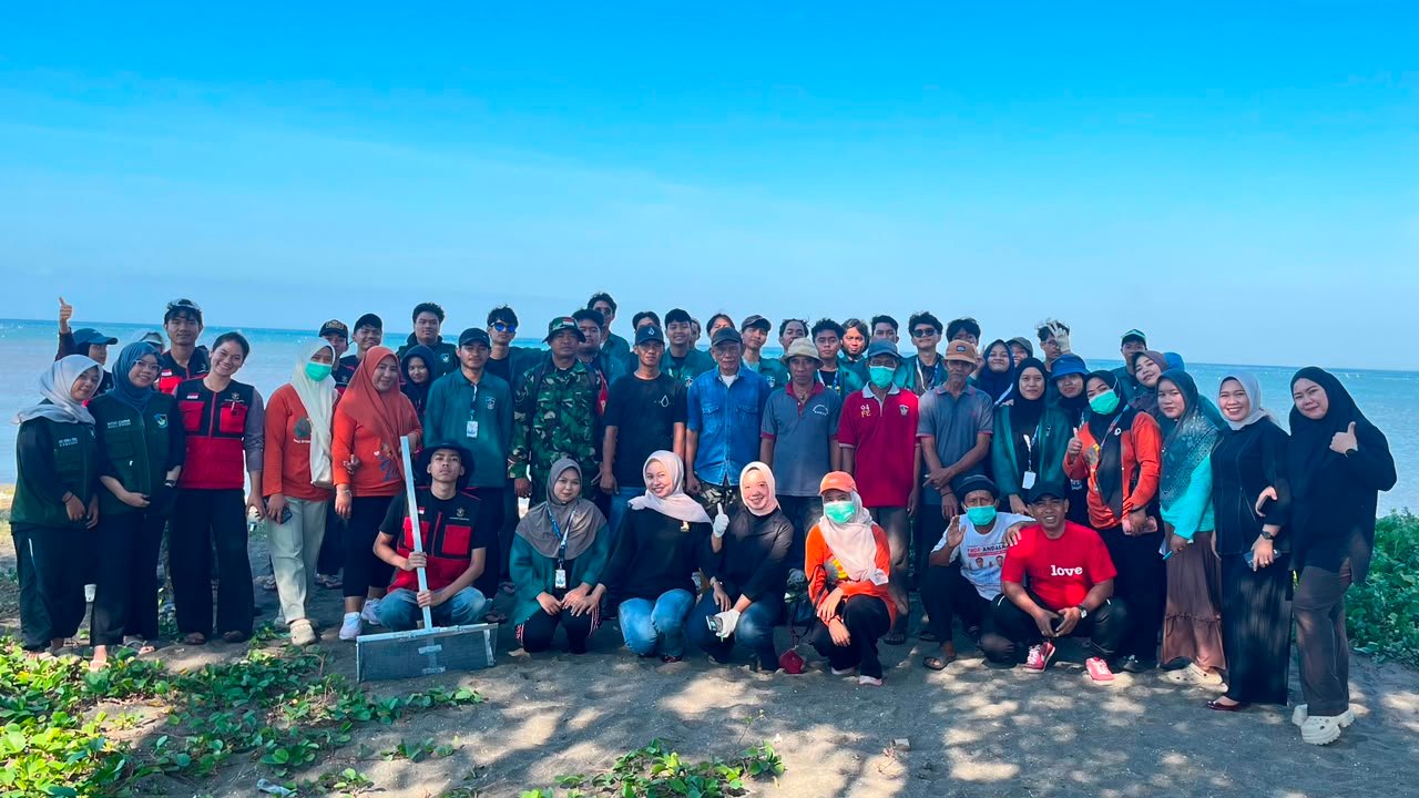 Tingkatkan Kebersihan Pesisir, Mahasiswa KKN-T Unhas Gelombang 116 Sosialisasi Alat Sapu Penyaring Sampah Pantai di Desa Biangkeke