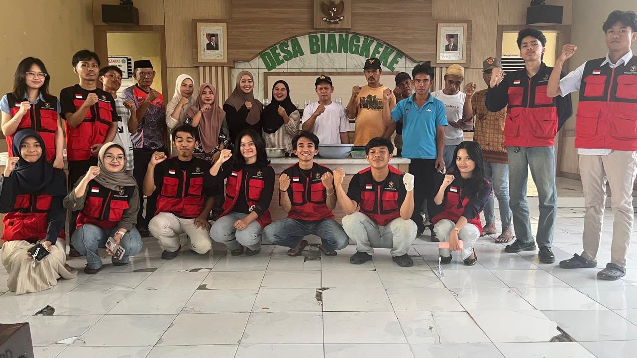 Atasi Limbah Pertanian, Mahasiswa KKN-T Unhas Gelombang 116 Latih Warga Desa Biangkeke Olah Sekam Padi dan Tongkol Jagung Jadi Briket Bioarang