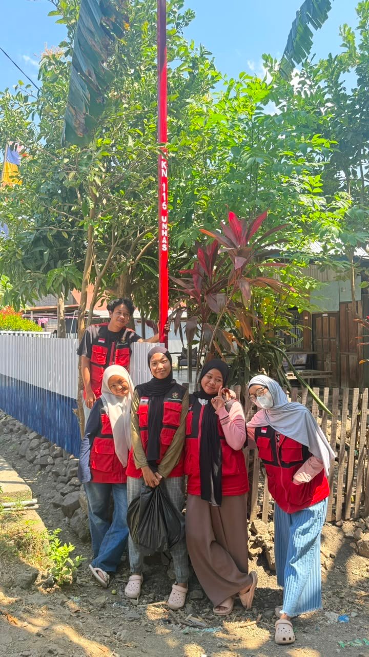 Mahasiswa KKN-T Unhas Pasang Lampu Penerangan di Kelurahan Massepe