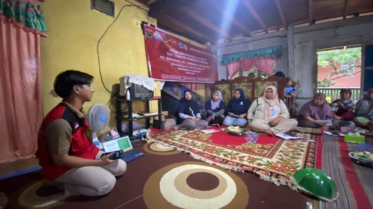 Mahasiswa KKN Laksanakan Pelatihan WhatsApp Business dan QRIS untuk Dukung Digitalisasi UMKM di Kelurahan Banyorang